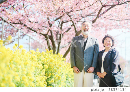 老夫婦と桜 28574154