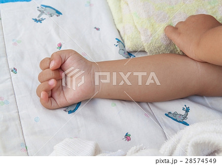 Hands of child empty 28574549