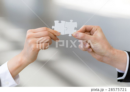 ジグソーパズルを持った男女 28575721