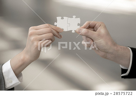 ジグソーパズルを持った男女 28575722