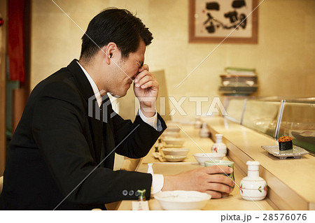 目頭をおさえるビジネスマン 28576076