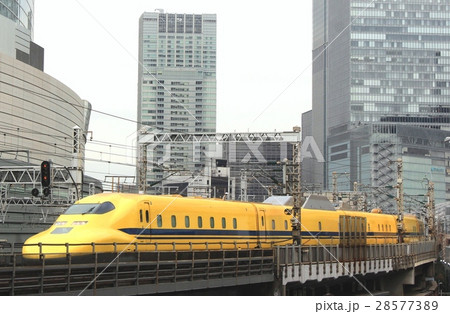 有楽町付近を通過する新幹線ドクターイエローT5編成 有楽町付近を通過する新幹線ドクターイエローT5編成 28577389