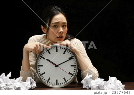 残業する女性　遅くまで働く女性　忙しい女性 28577642