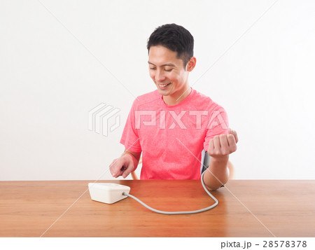 血圧を測る若い男性 血圧を測る若い男性 28578378