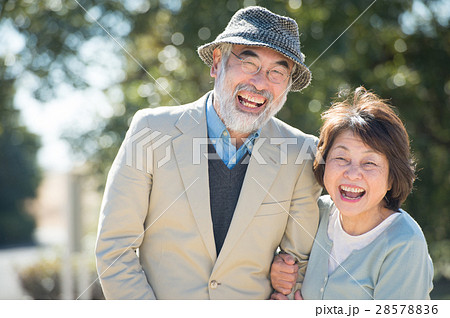 笑顔の日本人シニア夫婦 28578836