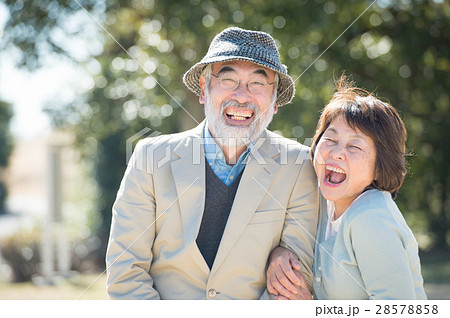 笑顔の日本人シニア夫婦の写真素材