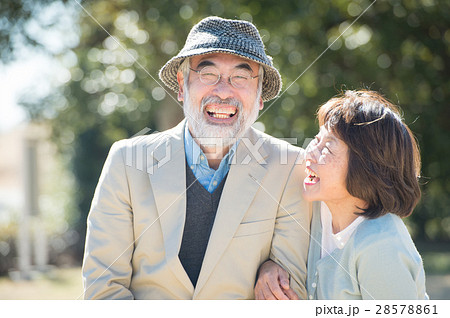 笑顔の日本人シニア夫婦 28578861