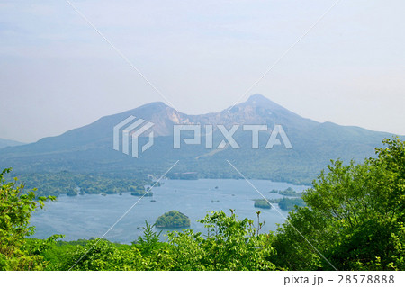 桧原湖と磐梯山(裏磐梯・野鳥の森からの眺め) 桧原湖と磐梯山(裏磐梯・野鳥の森からの眺め) 28578888