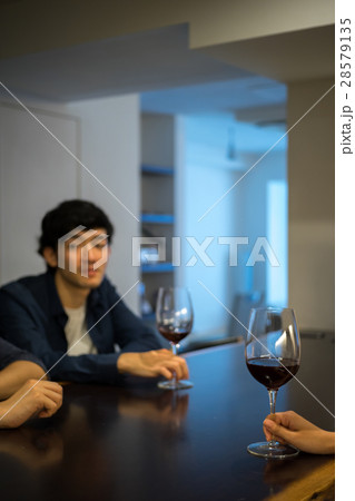 ワインを追加注文する男性2人 28579135