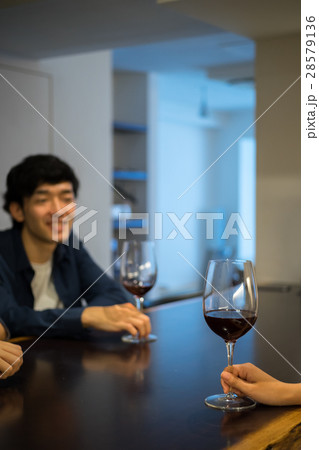 ワインを追加注文する男性2人 28579136