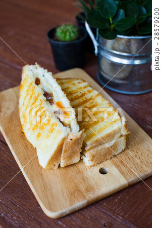 Egg salad sandwich with cucumber 28579200