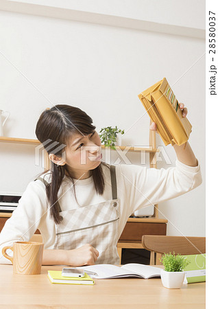 お財布が空っぽでショックを受ける主婦 お財布が空っぽでショックを受ける主婦 28580037
