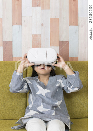 VR体験をする子供 28580536