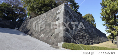 皇居東御苑の汐見坂の石垣 28580784