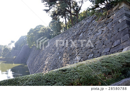 皇居東御苑の汐見坂の石垣 皇居東御苑の汐見坂の石垣 28580788