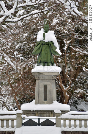 秋田散歩：雪の千秋公園　佐竹義堯公銅像 28581027