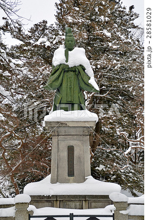 秋田散歩：雪の千秋公園　佐竹義堯公銅像 28581029