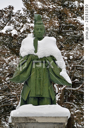 秋田散歩：雪の千秋公園　佐竹義堯公銅像 28581030