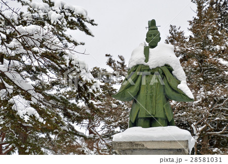 秋田散歩：雪の千秋公園　佐竹義堯公銅像 28581031