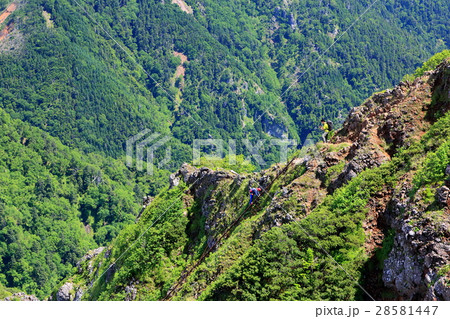 八ヶ岳連峰・権現岳の岩場を行く登山者 八ヶ岳連峰・権現岳の岩場を行く登山者 28581447