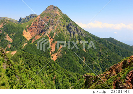 八ケ岳連峰・権現岳から赤岳と登山者 28581448