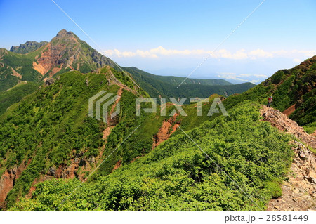 八ケ岳連峰・権現岳から赤岳と登山者 八ケ岳連峰・権現岳から赤岳と登山者 28581449