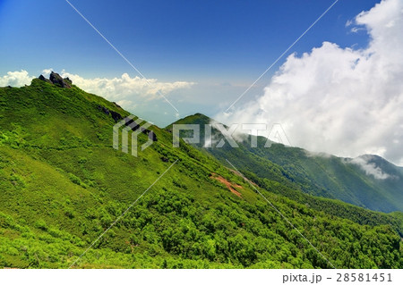 八ケ岳連峰・権現岳山頂と富士山 八ケ岳連峰・権現岳山頂と富士山 28581451