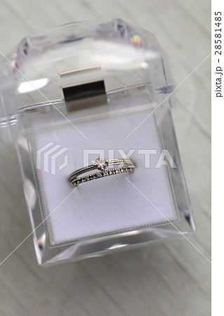 クリアケースに入った二連のダイヤモンドリング 28581485
