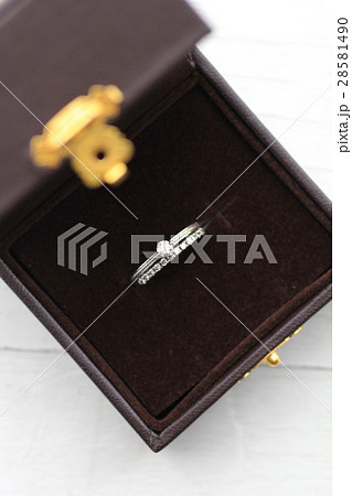 アクセサリーケースに入った二連のダイヤモンドリング 28581490