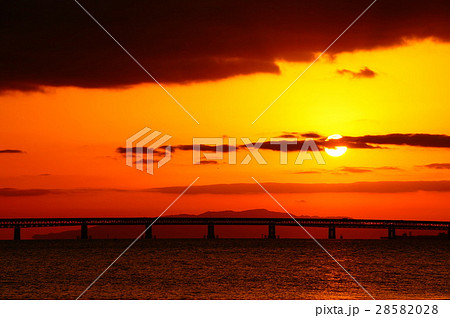 関空連絡橋と夕陽 28582028