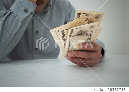 お金を持つ若い男性 黒バック お金を持つ若い男性 黒バック 28582753