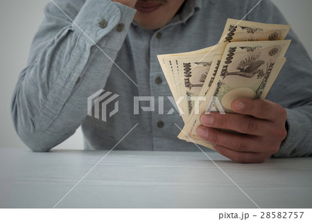 お金を持つ若い男性 黒バック お金を持つ若い男性 黒バック 28582757