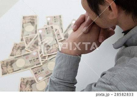 お金と若い男性　白バック 28582833