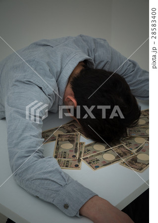 お金と若い男性 黒バック お金と若い男性 黒バック 28583400