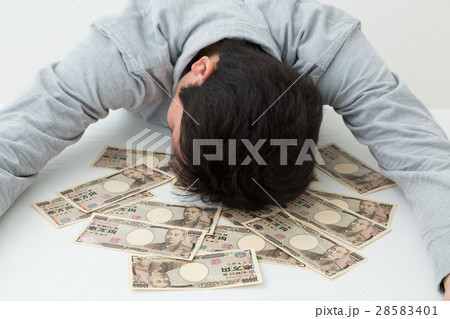 お金と若い男性　白バック 28583401