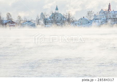 白の風景 冬のヘルシンキ・エテラ港の気嵐 白の風景 冬のヘルシンキ・エテラ港の気嵐 28584317