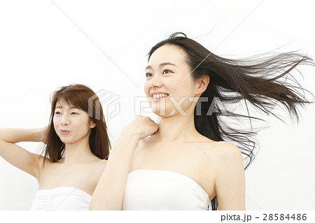 風になびく髪の女性 ビューティショットの写真素材