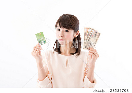 若い女性、お札、クレジットカード 28585708
