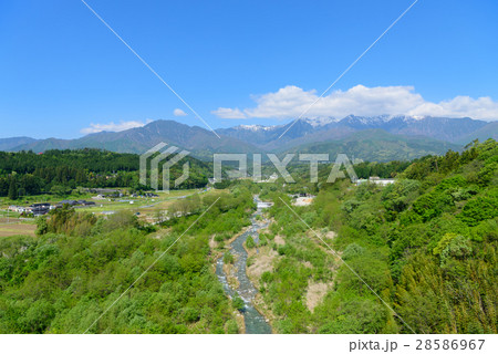 長野　中央アルプスと伊那谷の田園風景 28586967