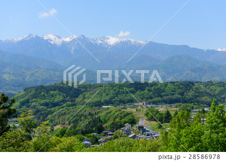 長野　中央アルプスと伊那谷の田園風景 28586978
