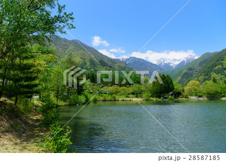 長野　駒ヶ根高原　中央アルプスと駒ヶ池 28587185