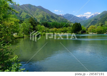 長野　駒ヶ根高原　中央アルプスと駒ヶ池 28587191