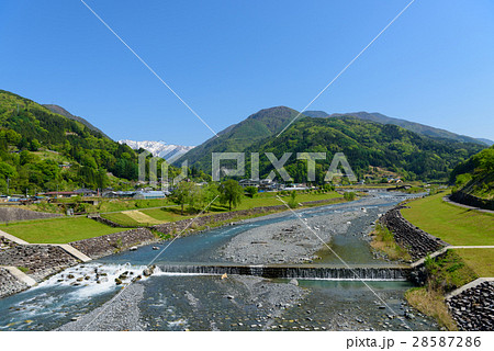 長野　大鹿村の集落と南アルプス赤石岳 28587286
