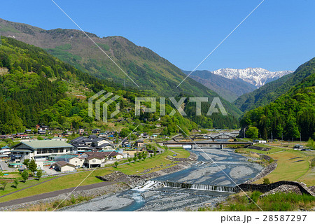 長野　大鹿村の集落と南アルプス赤石岳 28587297