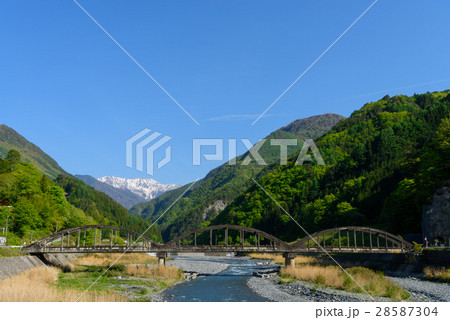 長野　大鹿村の集落と南アルプス赤石岳 28587304