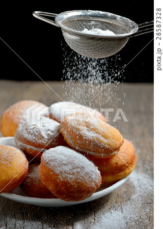 Donuts with powdered sugar 28587328