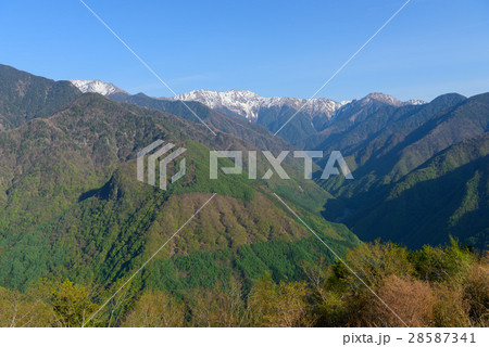長野　残雪期の南アルプス南部の眺め 28587341