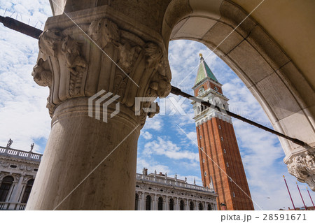 イタリア　ヴェネツィアのサン・マルコの鐘楼 28591671
