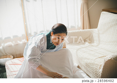 woman during pregnancy or shortly after childbirth 28596402
