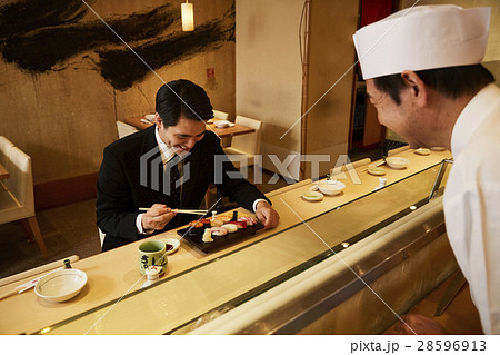 お寿司を食べるビジネスマン お寿司を食べるビジネスマン 28596913